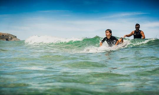 Aprende a surfear con instructores internacionales de surf L1/L3 en Arina Beach