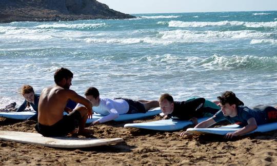 Aprende a surfear con instructores internacionales de surf L1/L3 en Arina Beach