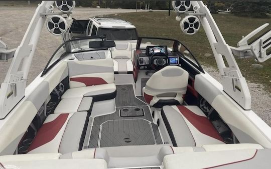 Malibu MXZ Surf Boat. Book with the best captain on the lake!