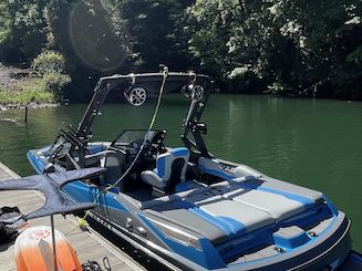 Axis Wakeboat en alquiler en Nebo, Carolina del Norte