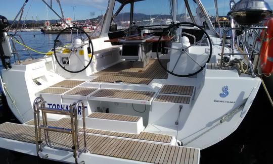 Monocasco de crucero Oceanis 45 en Palamós