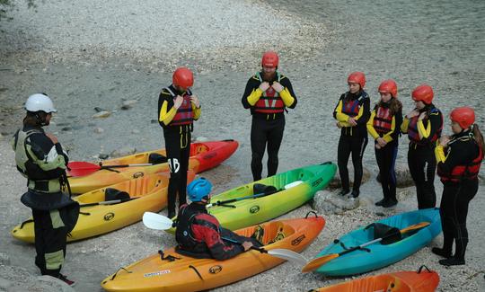 Excursión guiada en kayak con asiento en la cima en Tolmin, Eslovenia