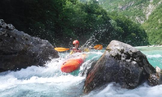 Excursión guiada en kayak con asiento en la cima en Tolmin, Eslovenia