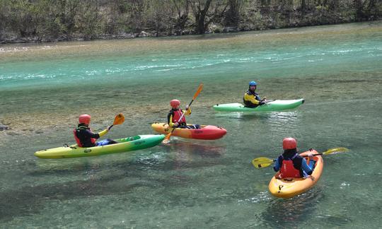 Excursión guiada en kayak con asiento en la cima en Tolmin, Eslovenia