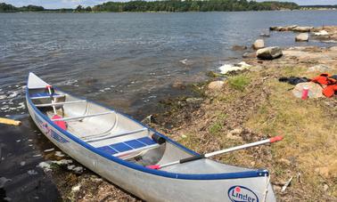 Canoa en alquiler en el sur de Suecia, el lago Agunnaryd recorre un gran sendero (kanotleden)