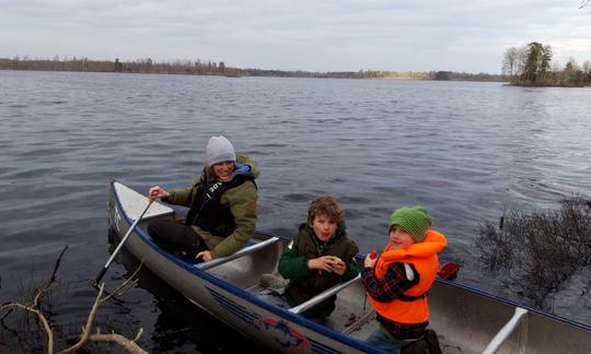 Canoa para alugar no sul da Suécia, lago Agunnaryd em uma ótima trilha (kanotleden)