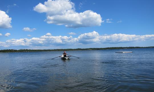 Barco a remo/esquiador para alugar no sul da Suécia, lago Agunnaryd