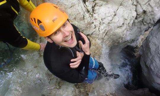 Experimente uma aventura de conto de fadas? Reserve agora uma viagem guiada de canyoning em Soča!