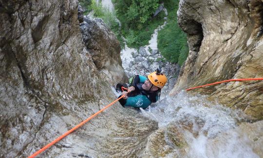 Experimente uma aventura de conto de fadas? Reserve agora uma viagem guiada de canyoning em Soča!