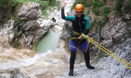 Experimente uma aventura de conto de fadas? Reserve agora uma viagem guiada de canyoning em Soča!