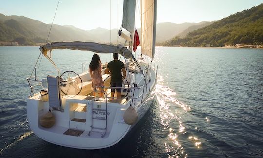 Beautiful Beneteau Oceanis 43 Sailboat for 6 Guests in Muğla