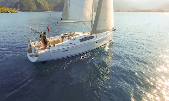 Beautiful Beneteau Oceanis 43 Sailboat for 6 Guests in Muğla