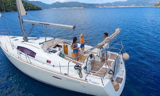 Beautiful Beneteau Oceanis 43 Sailboat for 6 Guests in Muğla