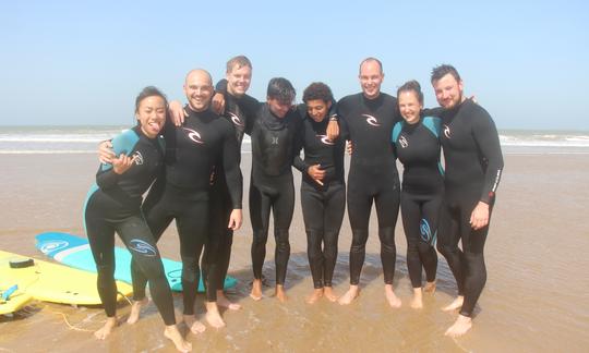 Aulas divertidas de surfe em Essaouira, Marrocos