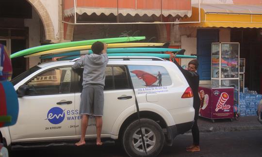 Aulas divertidas de surfe em Essaouira, Marrocos