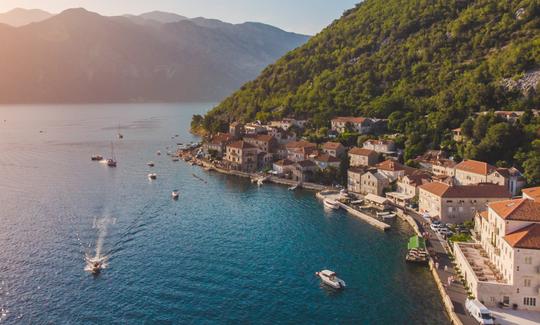 Louez un Jeanneau Cap Camarat 7.5 CC et explorez la baie de Boka au Monténégro