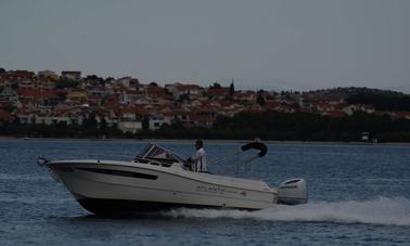 Atlantic 750 Sun Cruiser para fretamento de barco a casco e capitão em Tribunj