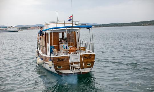 Magnifique yacht en bois à louer à Zadar, Ulica Jurja Barakovića.