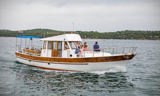 Magnifique yacht en bois à louer à Zadar, Ulica Jurja Barakovića.