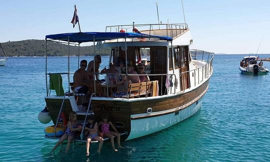 Magnifique yacht en bois à louer à Zadar, Ulica Jurja Barakovića.