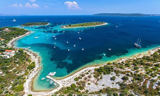 ¡Tour privado en barco por la Riviera de Trogir a bordo de un barco de madera!