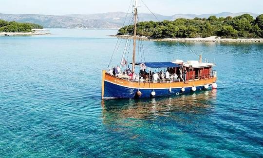 ¡Tour privado en barco por la Riviera de Trogir a bordo de un barco de madera!