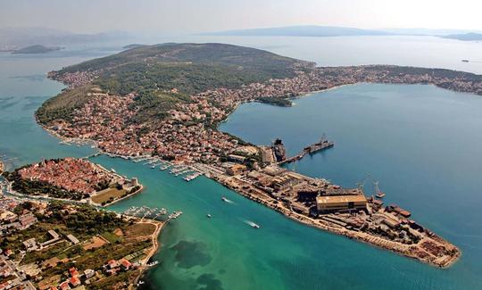 ¡Tour privado en barco por la Riviera de Trogir a bordo de un barco de madera!