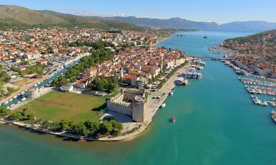 ¡Tour privado en barco por la Riviera de Trogir a bordo de un barco de madera!