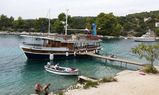 Passeio de barco de madeira de dia inteiro na Riviera de Trogir