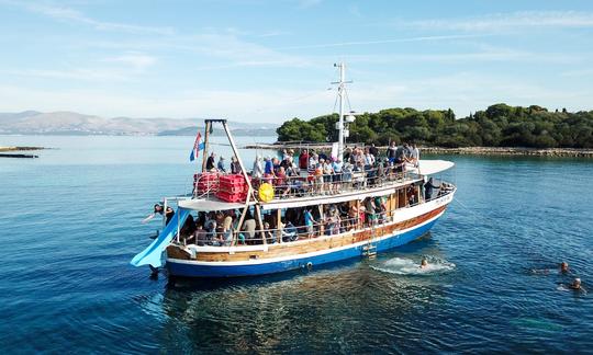 Passeio de barco de madeira de dia inteiro na Riviera de Trogir