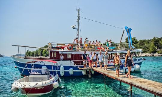 Passeio de barco de madeira de dia inteiro na Riviera de Trogir