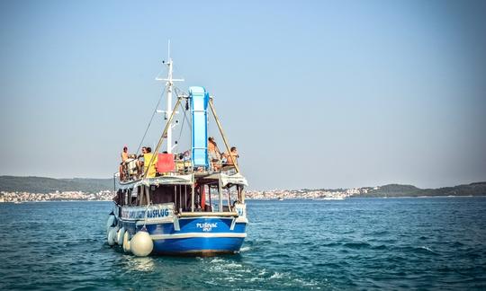 Passeio de barco de madeira de dia inteiro na Riviera de Trogir