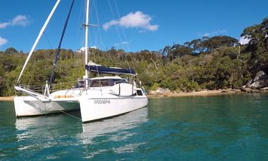 Navegando pelo porto de Sydney a bordo do catamarã Seawind Sailing