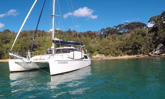 Navegar por el puerto de Sídney a bordo del catamarán Seawind