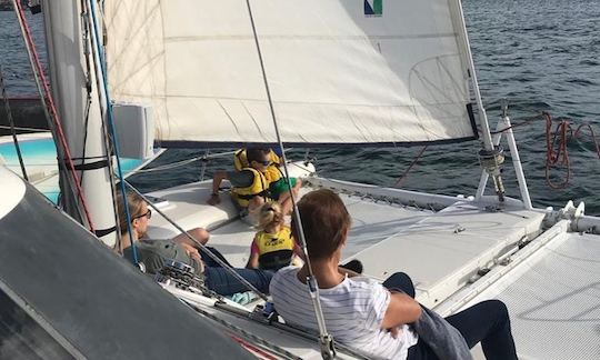 Navegar por el puerto de Sídney a bordo del catamarán Seawind