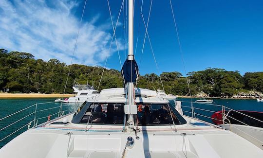 Navegar por el puerto de Sídney a bordo del catamarán Seawind