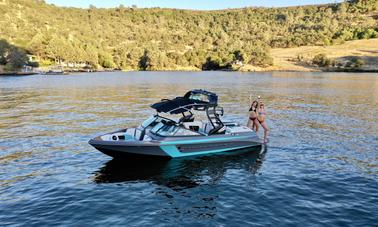 Barco Premier Air Nautique Wake Surf en el lago Tulloch