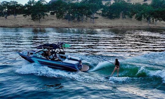 Bateau de wakesurf Premier Air Nautique sur le lac Tulloch