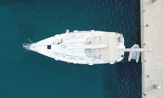 Beneteau Cyclades 39.3 - Location de yacht privé pour 7 personnes au départ de Rhodes