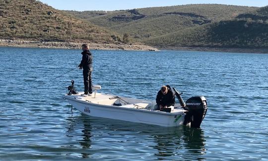 スキフボートでスペインのプエブラデアルコセルで釣りをお楽しみください