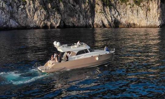 Iate a motor Pietramarina Fly 50 com tripulação a partir de Castellammare di Stabia