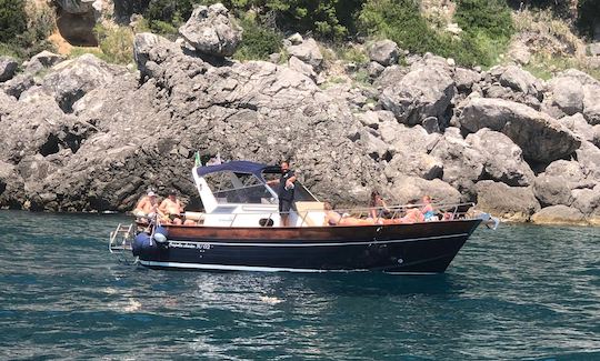 ¡Vive un día en una hermosa costa a bordo de un Apreamare Smeraldo 9 Luxury Gozzo de 33 pies desde Positano, Italia!