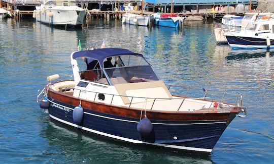 ¡Vive un día en una hermosa costa a bordo de un Apreamare Smeraldo 9 Luxury Gozzo de 33 pies desde Positano, Italia!