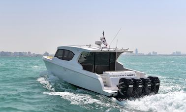 Lancha motora Capittained Charter Silver Craft de 47 pies en Fujairah: recorridos en barco, viajes de pesca y barco de fiesta para hasta 12 personas.