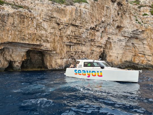 Excursion d'une journée en bateau de luxe à la grotte bleue et à l'île de Hvar au départ de Milna, Brac