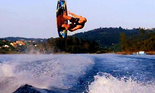 Profitez de leçons de wakeboard et de la location de bateaux sur le lac de Castelo de Bode, au Portugal