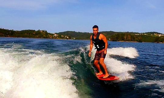 Profitez de leçons de wakeboard et de la location de bateaux sur le lac de Castelo de Bode, au Portugal