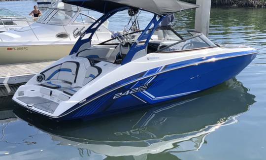 NOVA e incrível série E de luxo Yamaha 242x — entregue em uma rampa para barcos perto de você!