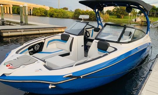 NOVA e incrível série E de luxo Yamaha 242x — entregue em uma rampa para barcos perto de você!