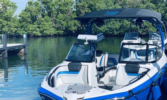 NOVA e incrível série E de luxo Yamaha 242x — entregue em uma rampa para barcos perto de você!